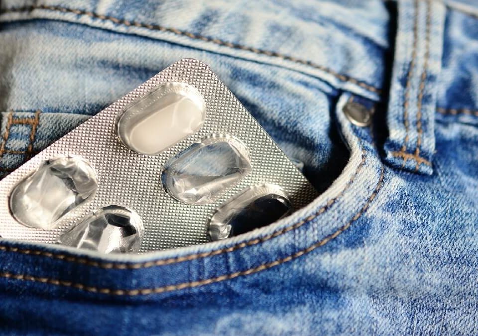 毒品施用or轉讓販賣？遭友人於筆錄中供出，急找毒品律師陪同警局說明