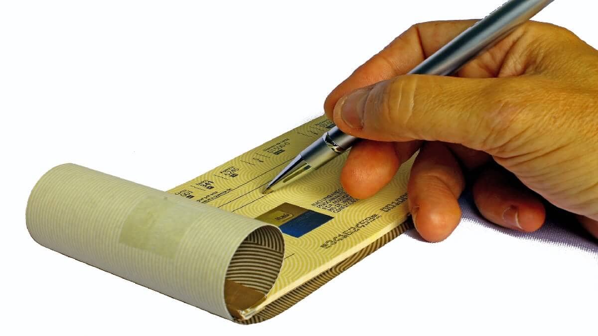 竄改支票金額,遭偽造有價證券罪起訴,刑事律師陪同出庭爭取緩刑