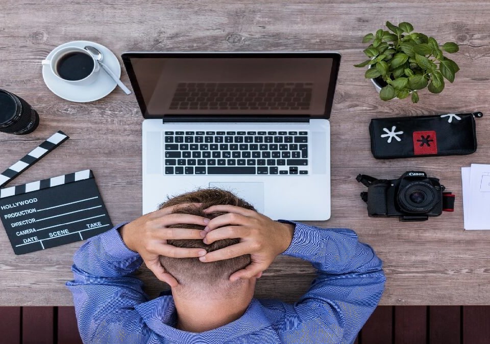 涉妨害電腦使用罪,離職後登公司帳號聘律師獲不起訴處分!