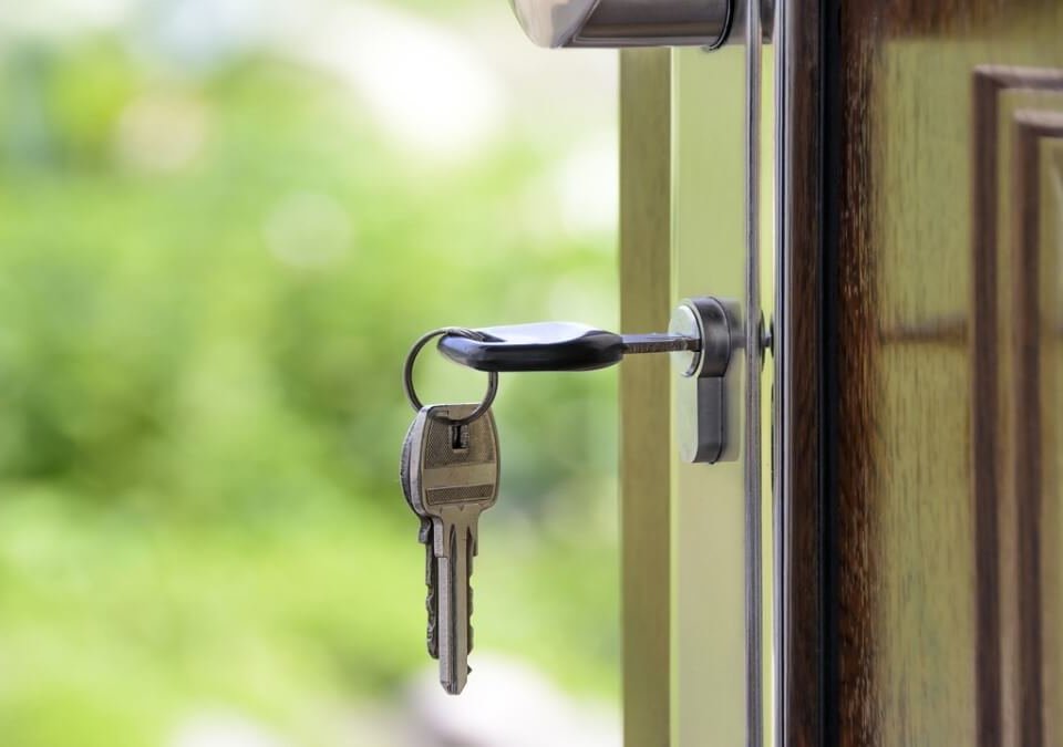 【返還房屋案例】落難友借屋2年,期滿竟無賴換鎖!律師主張無權占有房屋