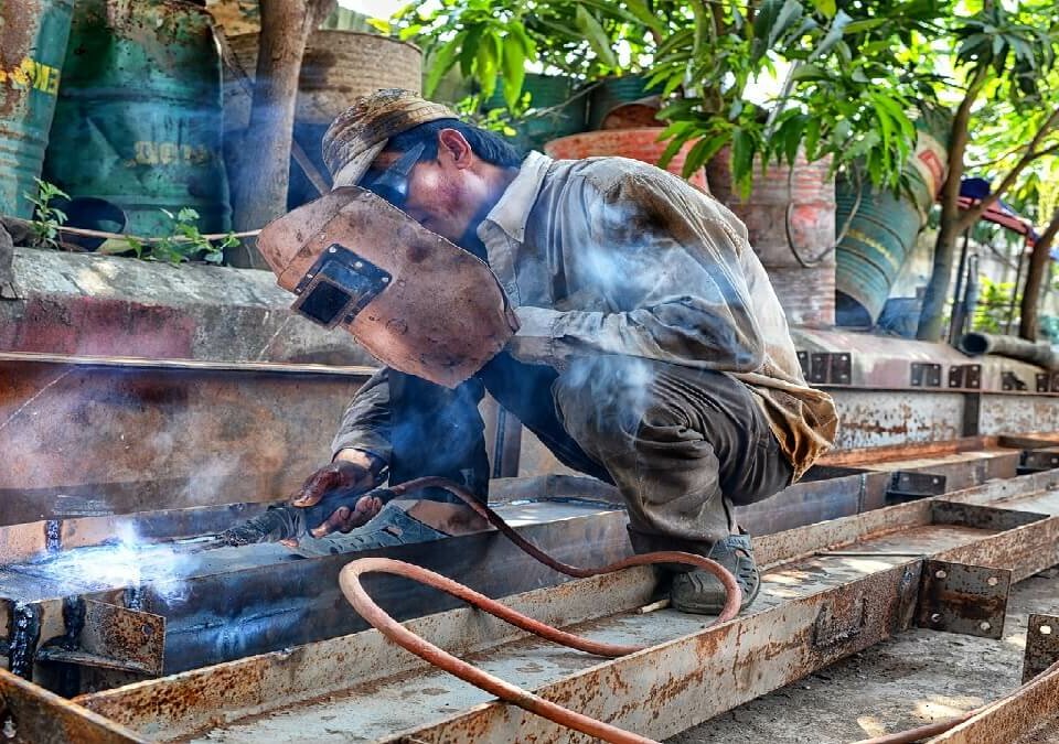 遭公司惡意調職還降薪資!聘律師出席調解會,自己權益自己救!